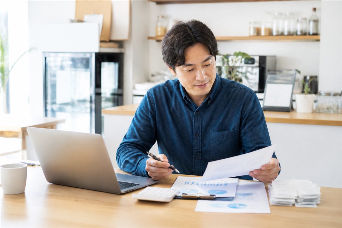 사업장의 숨은 손해를 점검하는 사장님